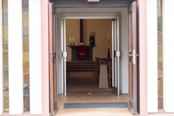 Bild vom Eingang der Johanneskirche mit Einblick durch die geöffnete Kirchtür - Die Johanneskirche ist täglich von 9.30 bis 18.30 Uhr geöffnet!
